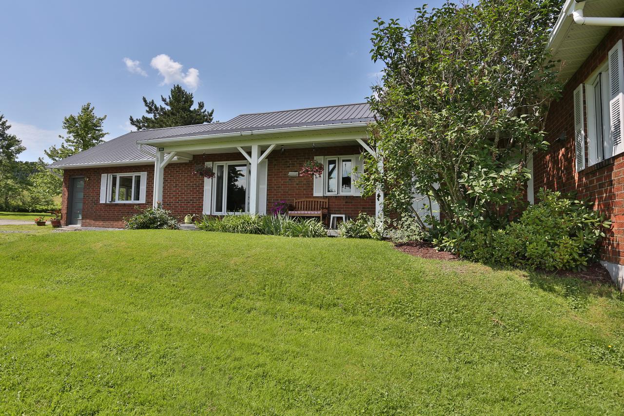 Ranch St-Hubert Bed & Breakfast Saint-Hermenegilde ภายนอก รูปภาพ