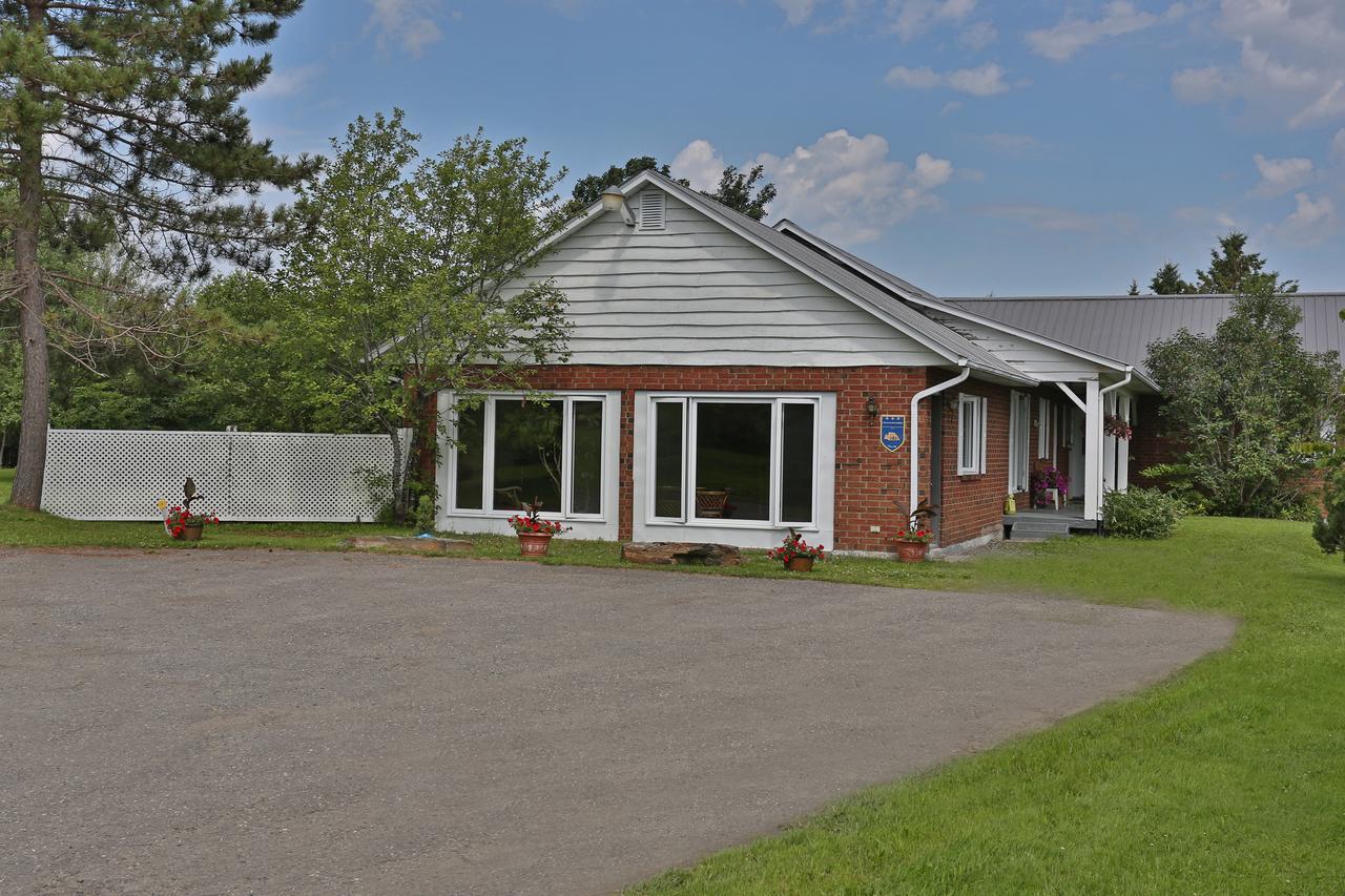 Ranch St-Hubert Bed & Breakfast Saint-Hermenegilde ภายนอก รูปภาพ