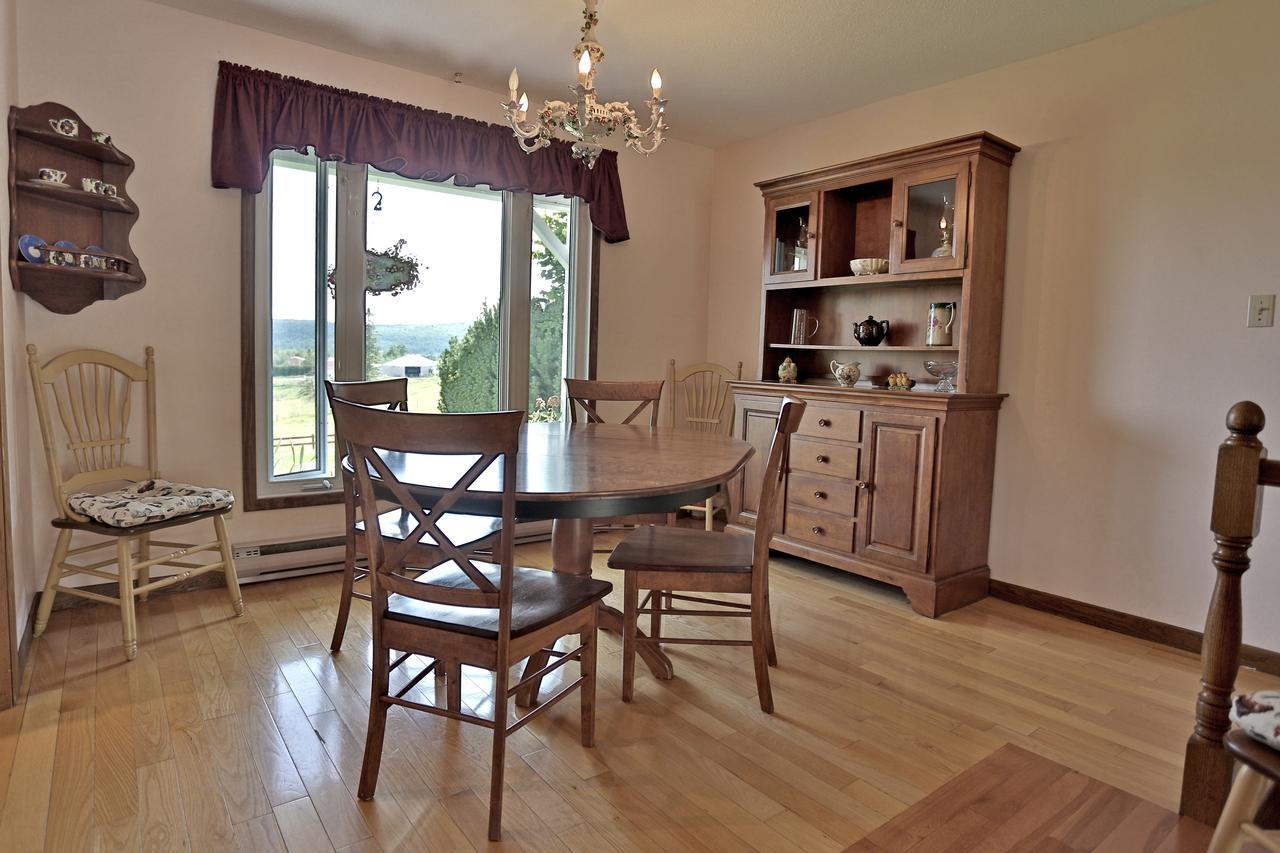 Ranch St-Hubert Bed & Breakfast Saint-Hermenegilde ภายนอก รูปภาพ